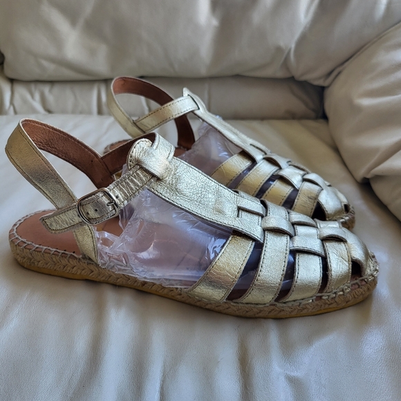 Made from smooth gold leather Lolë sandals gladiator-inspire size 10 or 41 - Picture 3 of 6